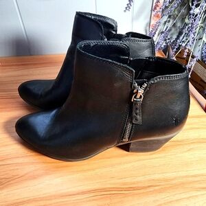 FRYE Size 9.5 Women's Black Soft Leather Ankle Boots